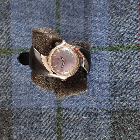 Oakley Crush watch - MOP blue face / black strap - Picture 3 of 3